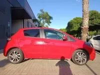 Usado Toyota Yaris Active 111 CV (81 kW) 2020 Rojo Berlina