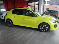 Usado Peugeot 208 Allure 100 CV (73 kW) 2025 Amarillo Utilitario