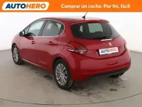 Usado Peugeot 208 Allure 82 CV (60 kW) 2016 Rojo Utilitario
