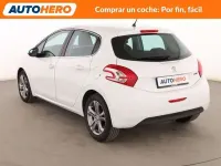 Usado Peugeot 208 Allure 82 CV (60 kW) 2014 Blanco Utilitario
