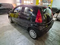 Usado Peugeot 107 68 CV (50 kW) 2006 Negro Utilitario