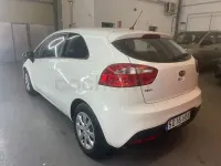 Usado Kia Rio 85 CV (62 kW) 2013 Blanco Berlina