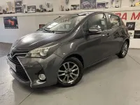 Usado Toyota Yaris City 90 CV (66 kW) 2015 Gris Utilitario