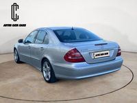 Usado Mercedes E220 Avantgarde 150 CV (110 kW) 2005 Gris / plata Berlina