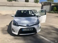 Usado Toyota Yaris Hybrid Active 100 CV (73 kW) 2014 Blanco Berlina