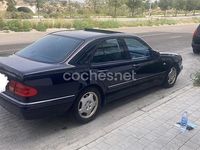 Usado Mercedes E300 Avantgarde 177 CV (130 kW) 1998 Azul Berlina