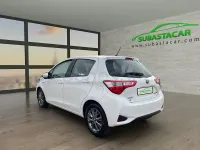 Usado Toyota Yaris Hybrid Active 100 CV (73 kW) 2019 Blanco Berlina