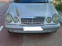 Usado Mercedes E220 Classic 125 CV (91 kW) 1999 Gris / plata Familiar