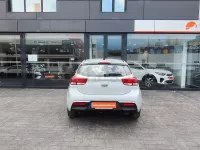 Usado Kia Rio 100 CV (73 kW) 2023 Gris / plata Berlina