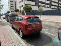 Usado Ford Fiesta Ghia 80 CV (58 kW) 2008 Rojo Utilitario