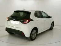 Usado Toyota Yaris Hybrid Active 116 CV (85 kW) 2022 Blanco Berlina