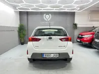 Usado Toyota Auris Hybrid 136 CV (100 kW) 2015 Blanco Berlina