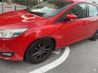 Begagnad Ford Focus Trend 125 HK (91 kW) 2015 Röd Sedan