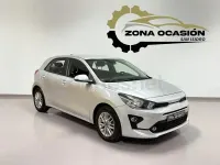 Usado Kia Rio 84 CV (61 kW) 2023 Gris / plata Berlina
