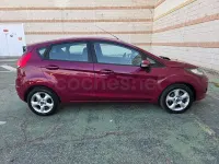 Usado Ford Fiesta Trend 70 CV (51 kW) 2011 Granate Berlina