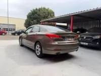 Usado Hyundai i40 116 CV (85 kW) 2013 Beige Berlina