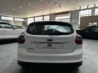Usado Ford Focus 115 CV (84 kW) 2014 Blanco Berlina