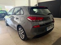 Usado Hyundai i30 120 CV (88 kW) 2019 Gris / plata Berlina