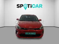Usado Kia Rio 100 CV (73 kW) 2022 Rojo Berlina