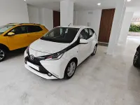 Usado Toyota Aygo X-play 69 CV (50 kW) 2018 Blanco Utilitario