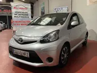 Usado Toyota Aygo Live 68 CV (50 kW) 2013 Gris / plata Utilitario