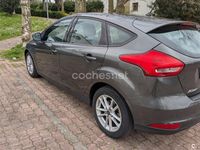 Usado Ford Focus Trend 125 CV (91 kW) 2018 Gris / plata Berlina