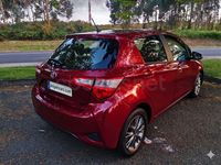 Usado Toyota Yaris Active 69 CV (50 kW) 2019 Granate Berlina
