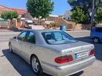 Usado Mercedes E320 204 CV (150 kW) 2004 Gris Berlina