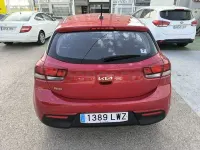 Usado Kia Rio 84 CV (61 kW) 2022 Rojo Berlina