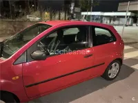 Usado Ford Fiesta Trend 80 CV (58 kW) 2004 Rojo Utilitario