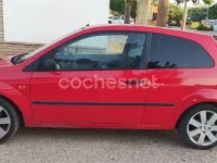 Usado Ford Fiesta Trend 100 CV (73 kW) 2004 Rojo Utilitario