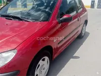 Usado Peugeot 206 70 CV (51 kW) 1999 Rojo Utilitario