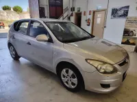 Usado Hyundai i30 Comfort 109 CV (80 kW) 2009 Gris / plata Berlina