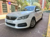Usado Peugeot 308 SW Active 100 CV (73 kW) 2018 Blanco Familiar