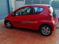 Usado Peugeot 107 Urban Move 54 CV (39 kW) 2007 Rojo Utilitario