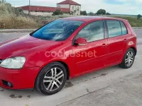 Usado VW Golf IV 100 CV (73 kW) 2004 Rojo Berlina