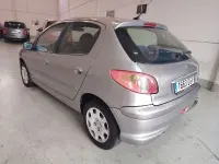 Usado Peugeot 206 70 CV (51 kW) 2005 Gris / plata Berlina