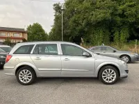 Usado Opel Astra Cosmo 120 CV (88 kW) 2008 Gris / plata Familiar