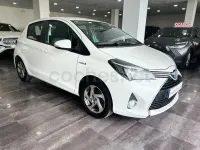 Usado Toyota Yaris Hybrid Active 100 CV (73 kW) 2015 Blanco Berlina