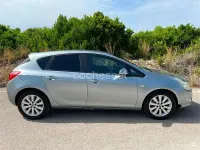 Usado Opel Astra Enjoy 110 CV (80 kW) 2010 Gris / plata Berlina