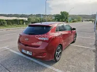 Usado Hyundai i30 GO! 100 CV (73 kW) 2016 Rojo Berlina