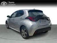Usado Toyota Yaris Hybrid Active 116 CV (85 kW) 2025 Gris / plata Berlina