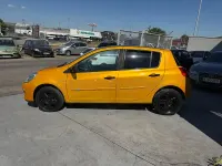Usado Renault Clio II 85 CV (62 kW) 2009 Amarillo Berlina