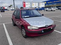 Usado Peugeot 106 60 CV (44 kW) 2002 Granate Utilitario