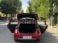 Usado Toyota Auris Hybrid 136 CV (100 kW) 2016 Rojo Berlina