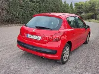 Usado Peugeot 207 110 CV (80 kW) 2006 Rojo Berlina