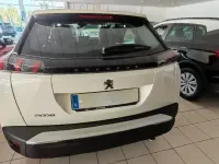 Usado Peugeot 2008 Active 110 CV (80 kW) 2021 Blanco SUV