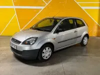 Usado Ford Fiesta Ambiente 68 CV (50 kW) 2006 Gris / plata Utilitario