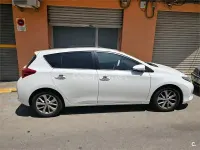 Usado Toyota Auris 124 CV (91 kW) 2014 Blanco Berlina