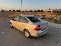 Usado Ford Focus Trend 109 CV (80 kW) 2010 Gris / plata Berlina